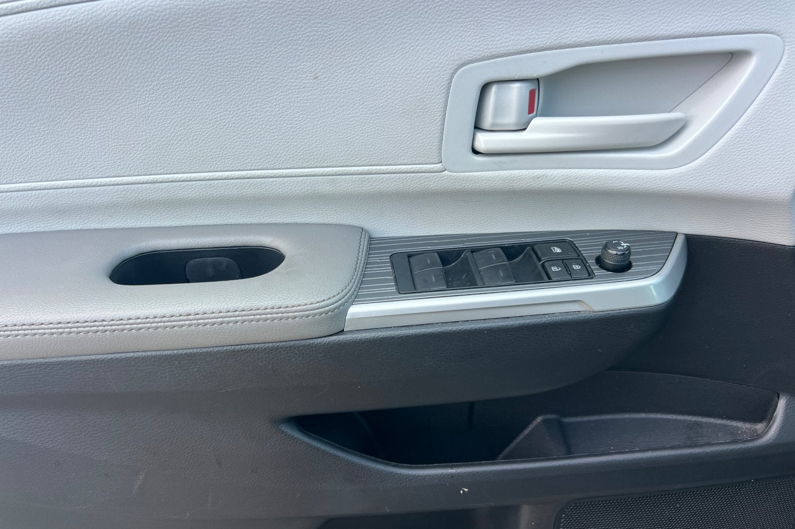 2025 Toyota Sienna LE