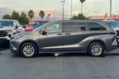 2025 Toyota Sienna LE