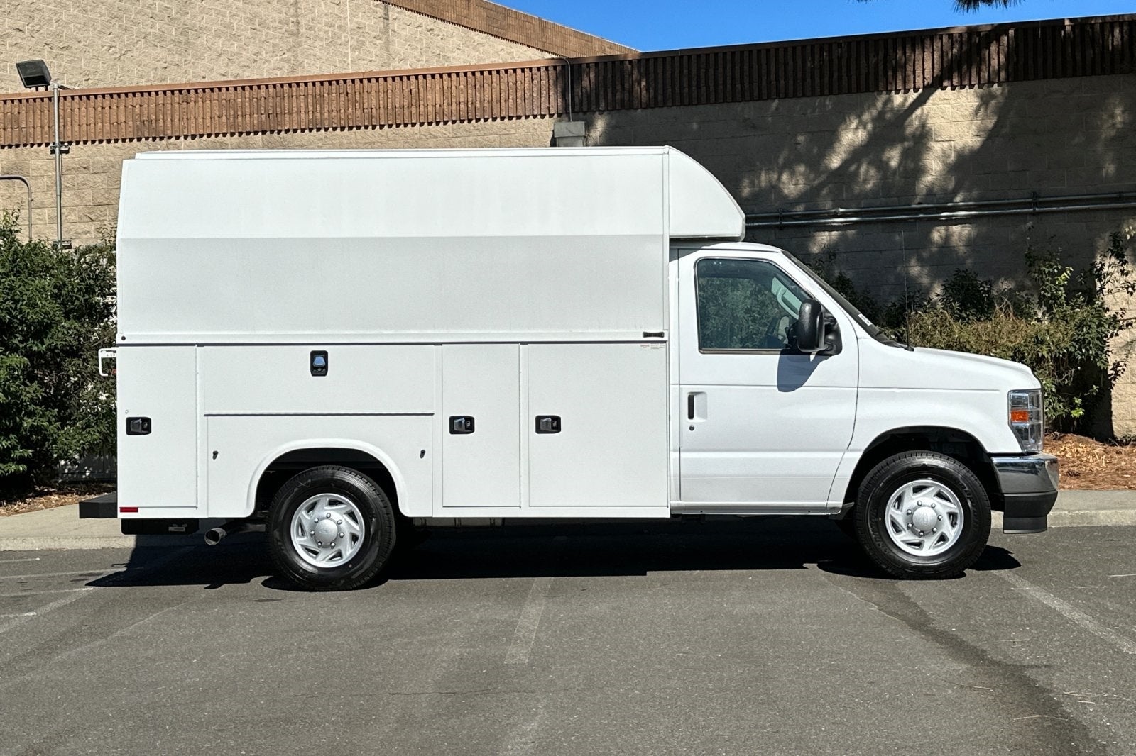 2025 Ford E-350SD Base Cutaway