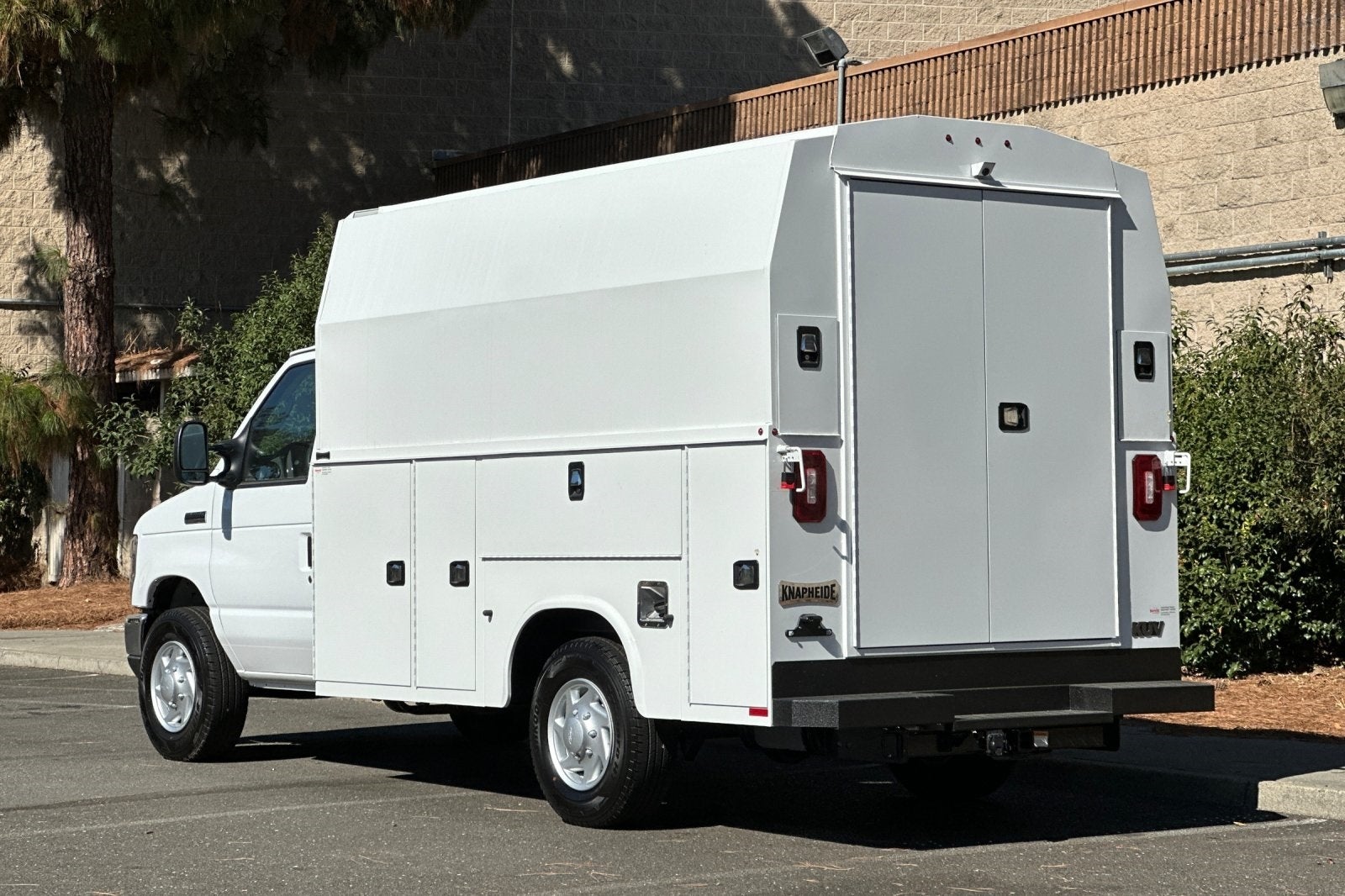 2025 Ford E-350SD Base Cutaway